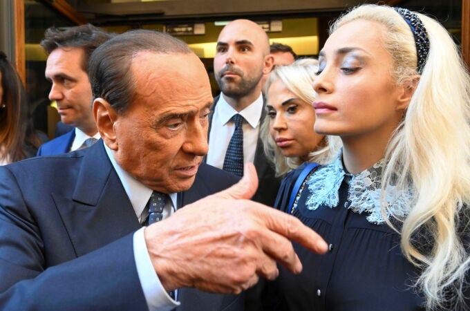 El líder de 'Forza Italia', Silvio Berlusconi, habla con los periodistas a la salida de los grupos parlamentarios en la Cámara de Diputados con la diputada de la Cámara de Diputados italiana, Marta Fascina