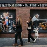 Un mural del artista Ciaran Gallagher en una calle de Belfast muestra los apuros políticos de la «premier» Liz Truss