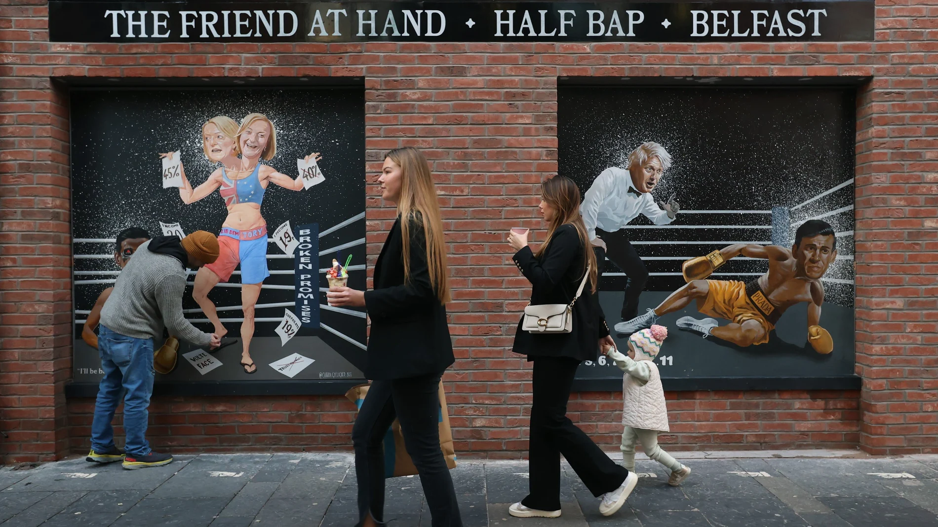 Un mural del artista Ciaran Gallagher en una calle de Belfast muestra los apuros políticos de la «premier» Liz Truss
