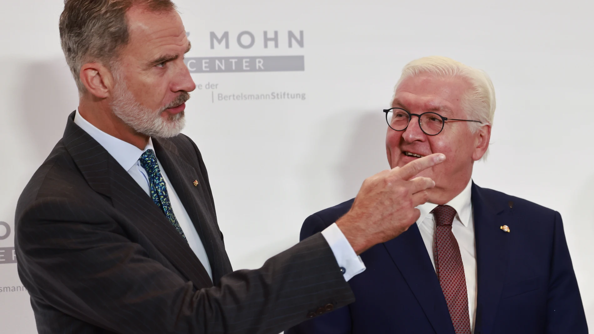 Berlin (Germany), 18/10/2022.- Spanish King Felipe VI (L) and German President Frank-Walter Steinmeier attend the opening of the German-Spanish Forum, in Berlin, Germany, 18 October 2022. The forum sees itself as a platform for exchange between the two countries. It was established at the suggestion of the German and Spanish governments and took place for the first time in 2002 on the occasion of the visit of the German President to Madrid. (Alemania, España) EFE/EPA/HANNIBAL HANSCHKE