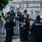 Varios agentes participan en el desalojo de un edificio &quot;okupado&quot; en el madrileño barrio de Lavapiés el pasado septiembre