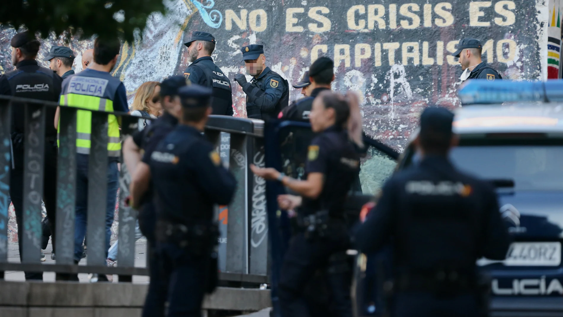 Varios agentes participan en el desalojo de un edificio "okupado" en el madrileño barrio de Lavapiés el pasado septiembre