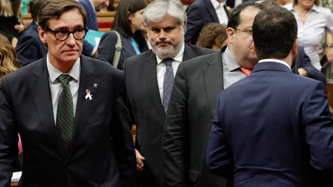 El presidente de Junts en el Parlament ,Albert Batet y el primer secretario del PSC, Salvador Illa, abandonan el hemiciclo al término de la comparecencia del presidente de la Generalitat, Pere Aragonès