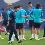 Xavi, pensativo en el entrenamiento del Barcelona
