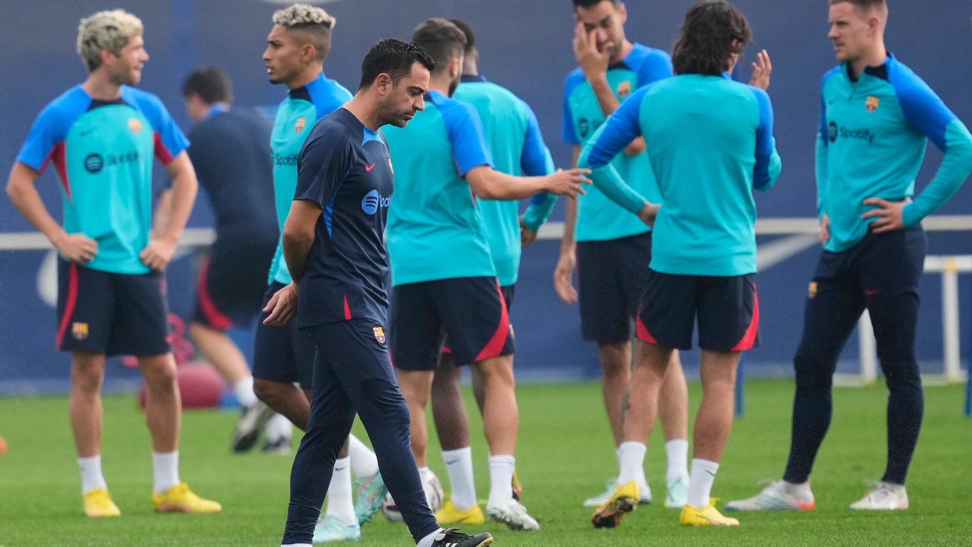 Xavi, pensativo en el entrenamiento del Barcelona