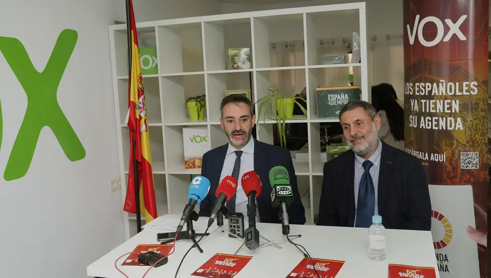 El procurador de Vox por Palencia, David Hierro, junto al analista de la agenda 20-30, Matias Recio, presenta una iniciativa sobre la minería en Palencia