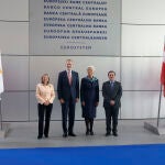 La presidenta del Banco Central Europeo, Christine Lagarde (2d), recibe al rey Felipe VI, a la vicepresidenta primera del Gobierno y ministra de Asuntos Económicos y Transformación Digital, Nadia Calviño (i), y al ministro de Asuntos Exteriores, Unión Europea y Cooperación, José Manuel Albares (d), a su llegada a la sede del Banco Central Europeo, en Fráncfort, este miércoles, en el último día de su viaje de Estado a Alemania.