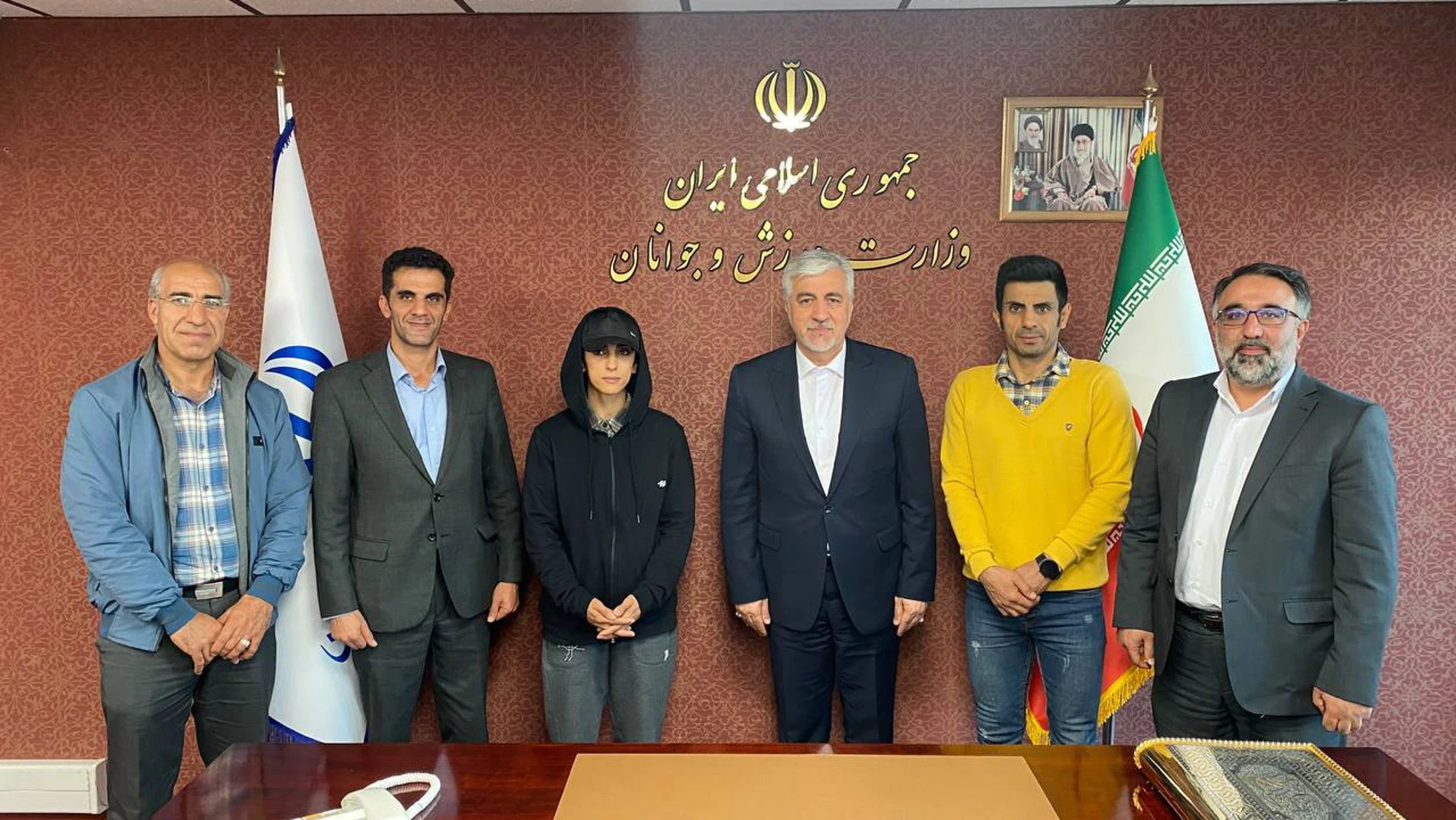 La escaladora iraní, en la reunión con el Ministro de Deportes de su país