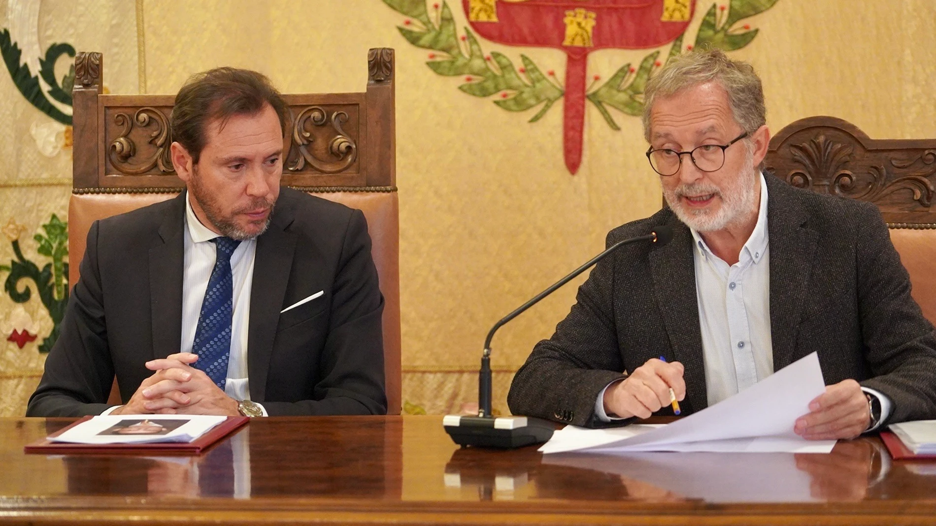 El alcalde de Valladolid y el concejal de Planeamiento Urbanístico y Vivienda, en rueda de prensa.