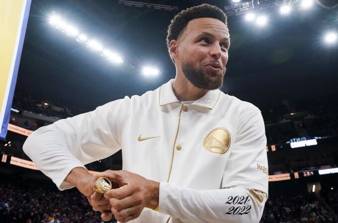 Stephen Curry muestra su anillo de campeón de la pasada temporada antes de arrancar su partido ante los Lakers