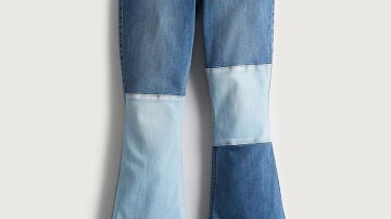 Jeans acampanados de tiro alto patchwork, de Hollister