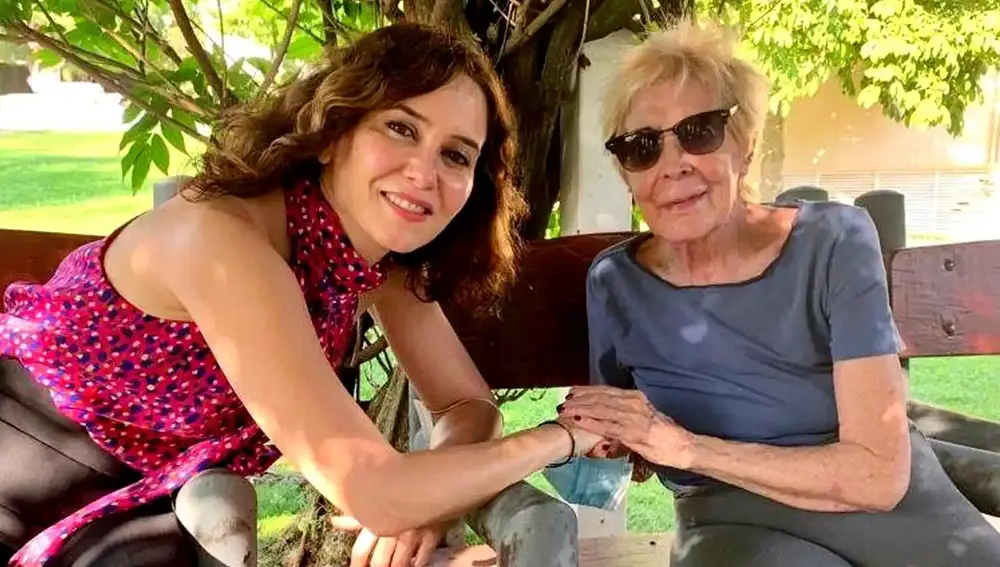 Isabel Díaz Ayuso visita a Concha Velasco en la residencia.