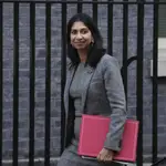 Suella Braverman, ministra del Interior británica, llega a una reunión del gabinete en el número 10 de Downing Street en Londres, ayer