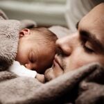 Hombre y bebé durmiendo