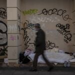 Una persona duerme en el centro de Barcelona