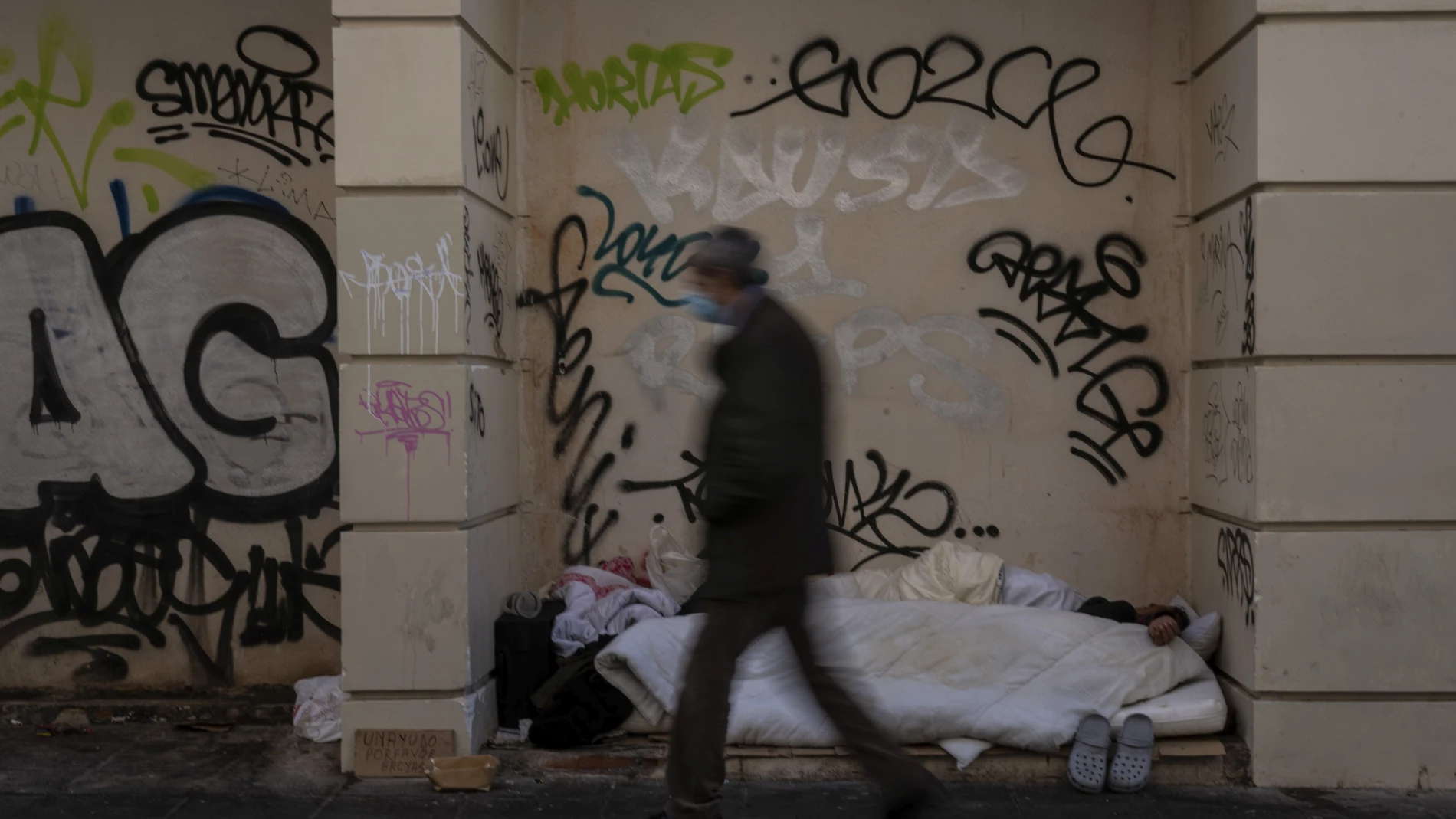 Una persona duerme en el centro de Barcelona