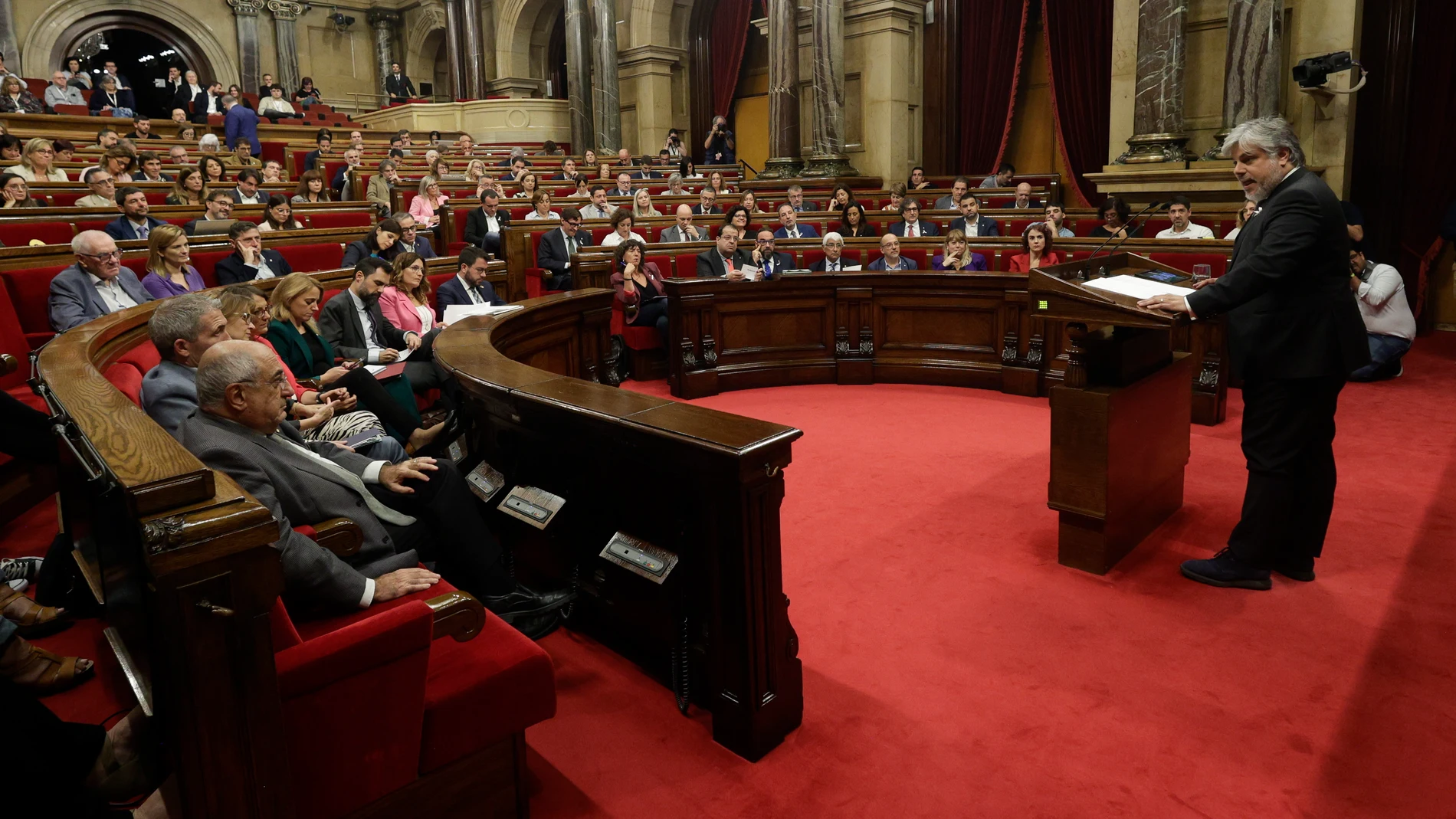 El presidente de Junts en el Parlament, Albert Batet, ante el pleno