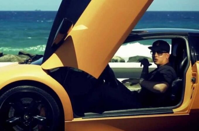 Daddy Yankee, en su flamante Lamborghini.