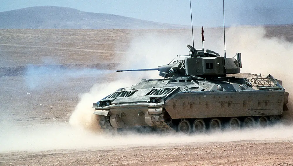 Un M2 Bradley durante unas maniobras en el desierto en 1987.