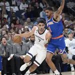 Santi Aldama inicia la penetración ante la defensa de los Knicks