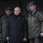 Sergei Shoigu, a la izquierda, esta semana en una visita a una base militar junto a Vladimir Putin y al comandante de las tropas aerotransportadas rusas, Anatoly Kontsevoy