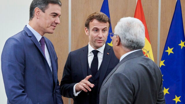 El jefe del Gobierno español, Pedro Sánchez, el presidente galo, Emmanuel Macron, y el primer ministro portugués, António Costa, conversan al inicio de su encuentro, este jueves en Bruselas