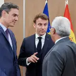 El jefe del Gobierno español, Pedro Sánchez, el presidente galo, Emmanuel Macron, y el primer ministro portugués, António Costa, conversan al inicio de su encuentro, este jueves en Bruselas