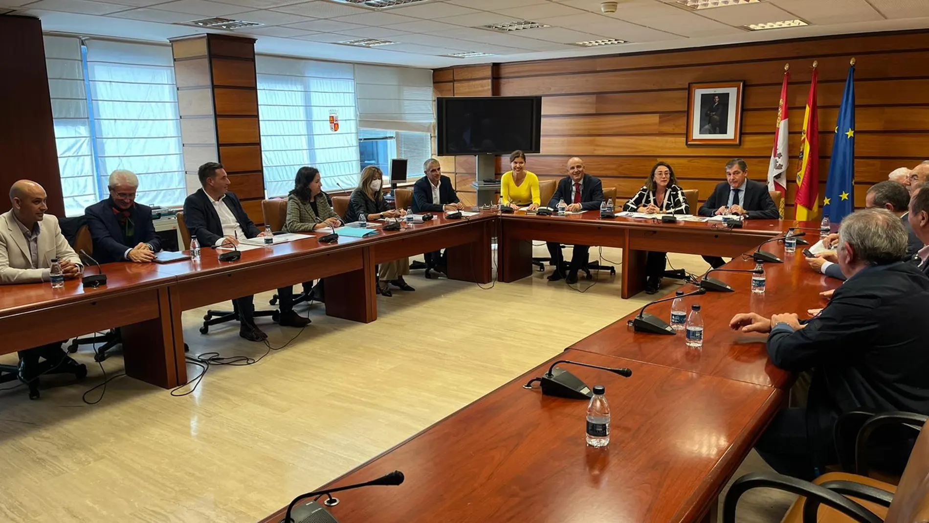 La consejera de Movilidad y Transformación Digital, María González Corral, se reúne con Cobadu, comunidades de regantes y organizaciones agrarias para avanzar en el proyecto de carril bici de Tierra del Vino