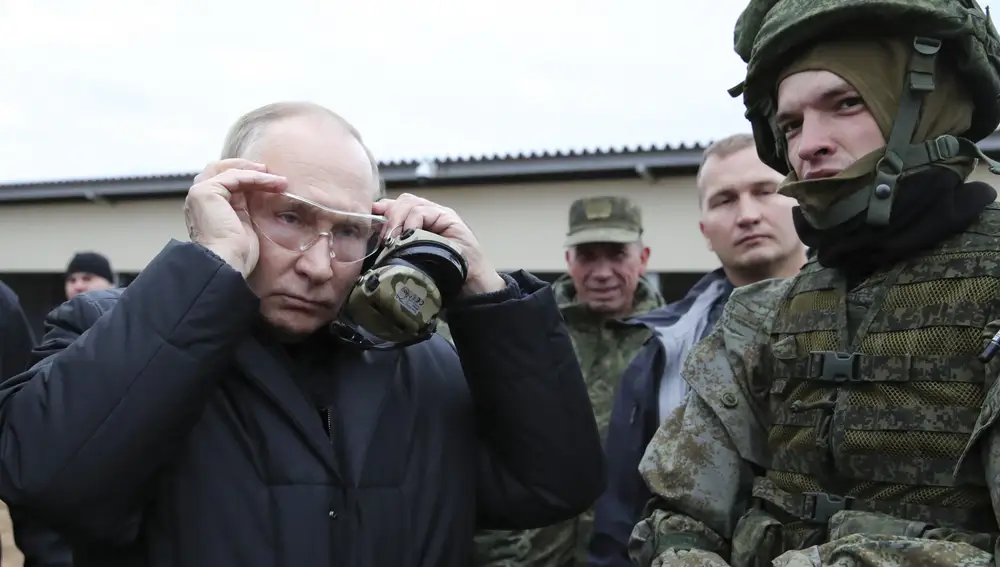 El presidente ruso Vladimir Putin se coloca unas gafas protectoras mientras visita un centro de entrenamiento militar del Distrito Militar Occidental para reservistas movilizados en la región de Riazán