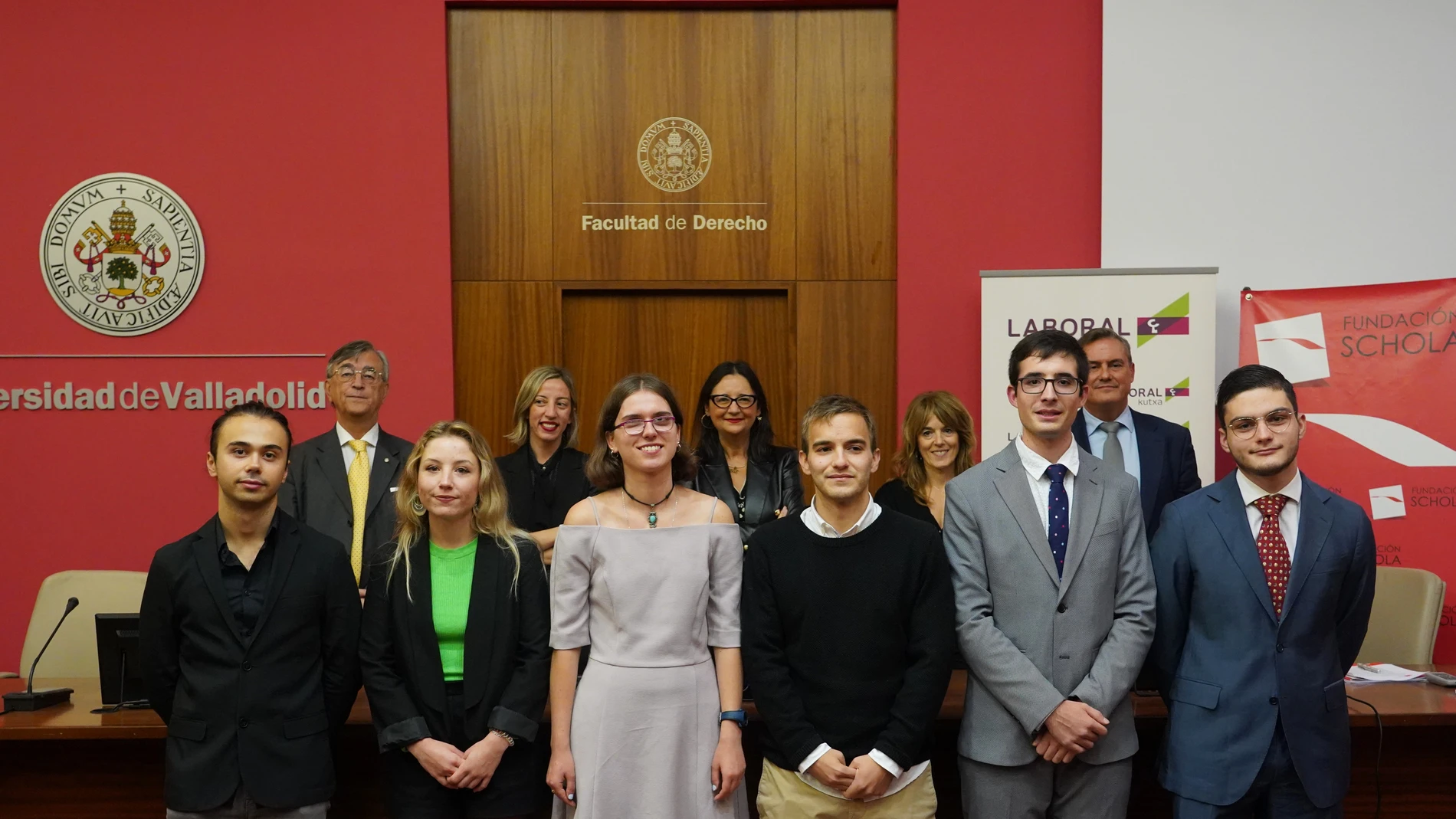 Alumnos galardonados con los Premios al Compromiso Universitario de la Fundación Schola