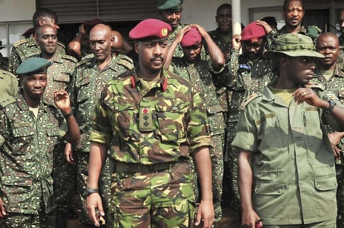 Muhoozi Kainerugaba posa con miembros de las Fuerzas Especiales ugandesas.