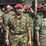 Muhoozi Kainerugaba posa con miembros de las Fuerzas Especiales ugandesas.