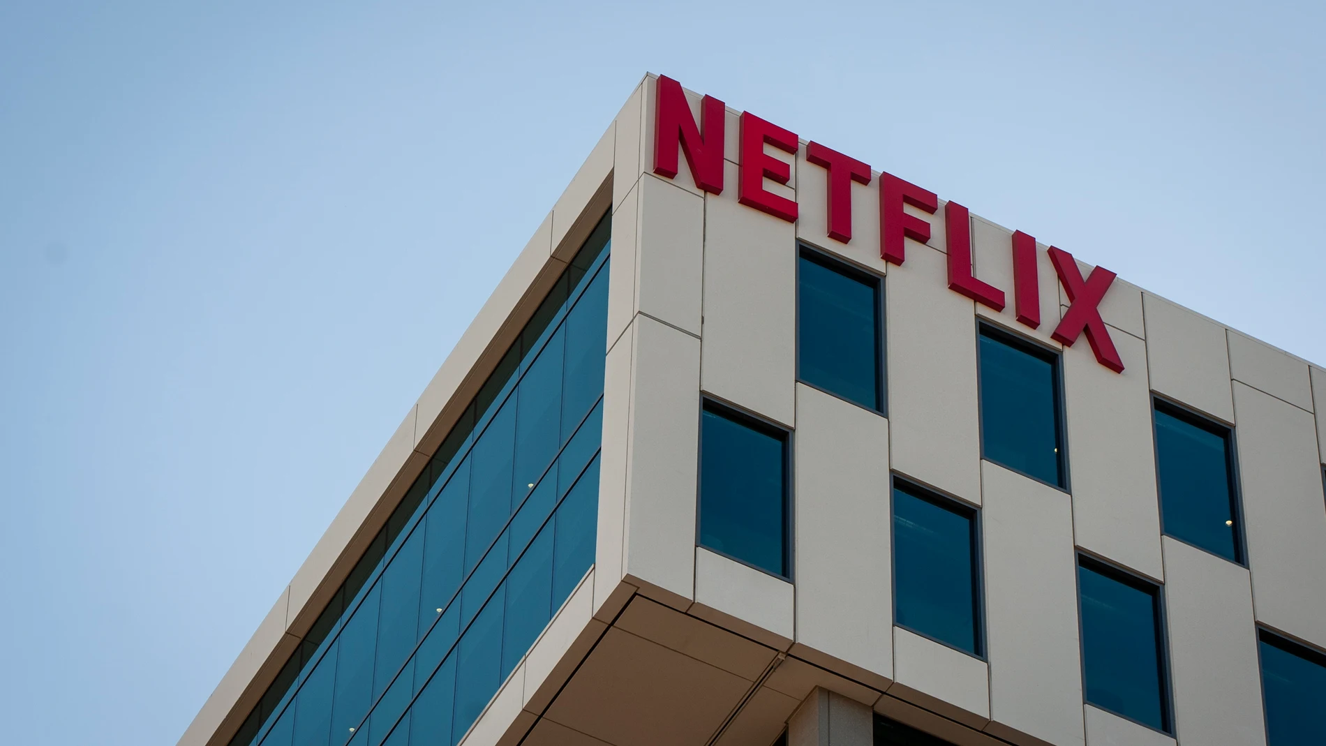 Un edificio con el logo de Netflix