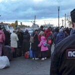 Una imagen fija tomada de un vídeo de distribución proporcionado por la fuente web de la Milicia Popular de la RPD muestra a la gente haciendo cola para subir a los barcos fluviales durante las evacuaciones en Jersón