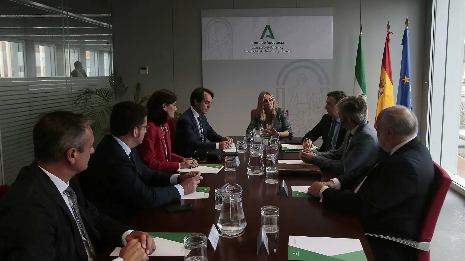 La consejera de Fomento, Marifrán Carazo, se reunió con los alcaldes de Coria del Río y Palomares
