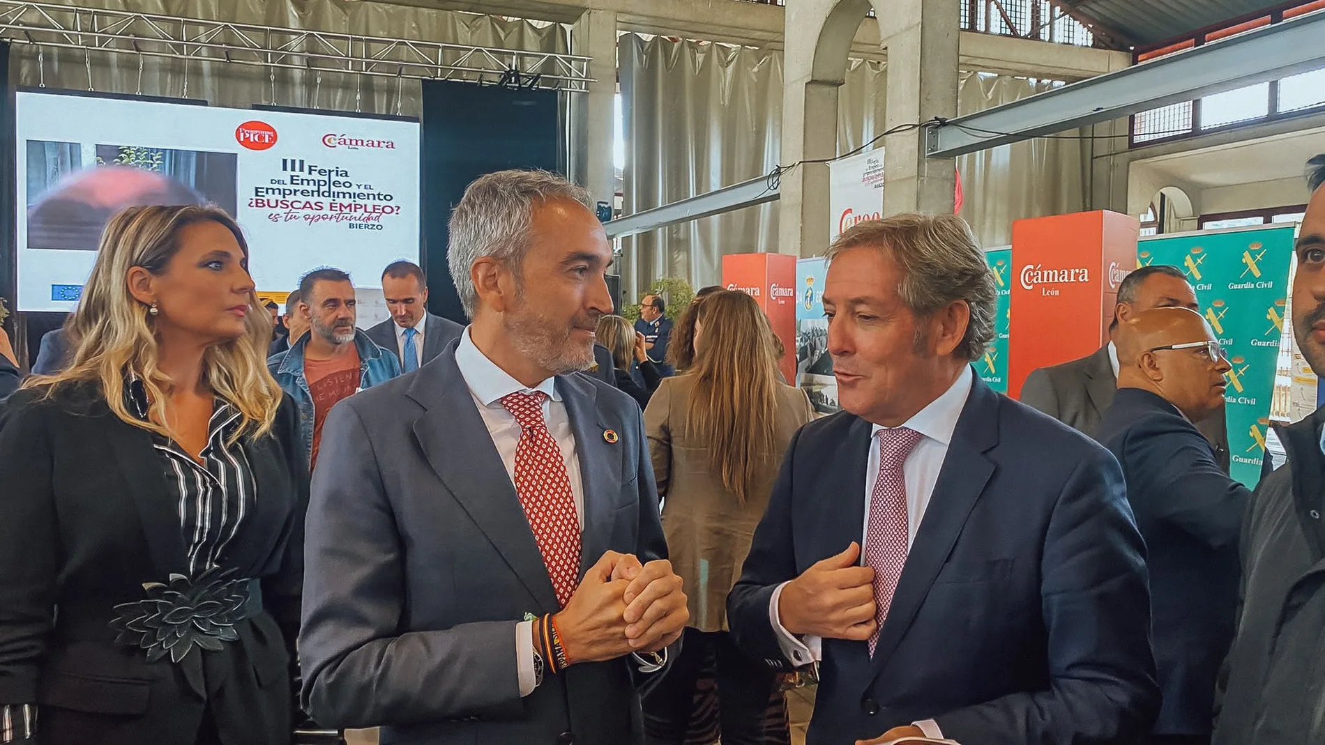 El secretario general de la Consejería de Industria, Comercio y Empleo, Alberto Díaz Pico, conversa con el presidente de la Cámara de León, Javier Vega