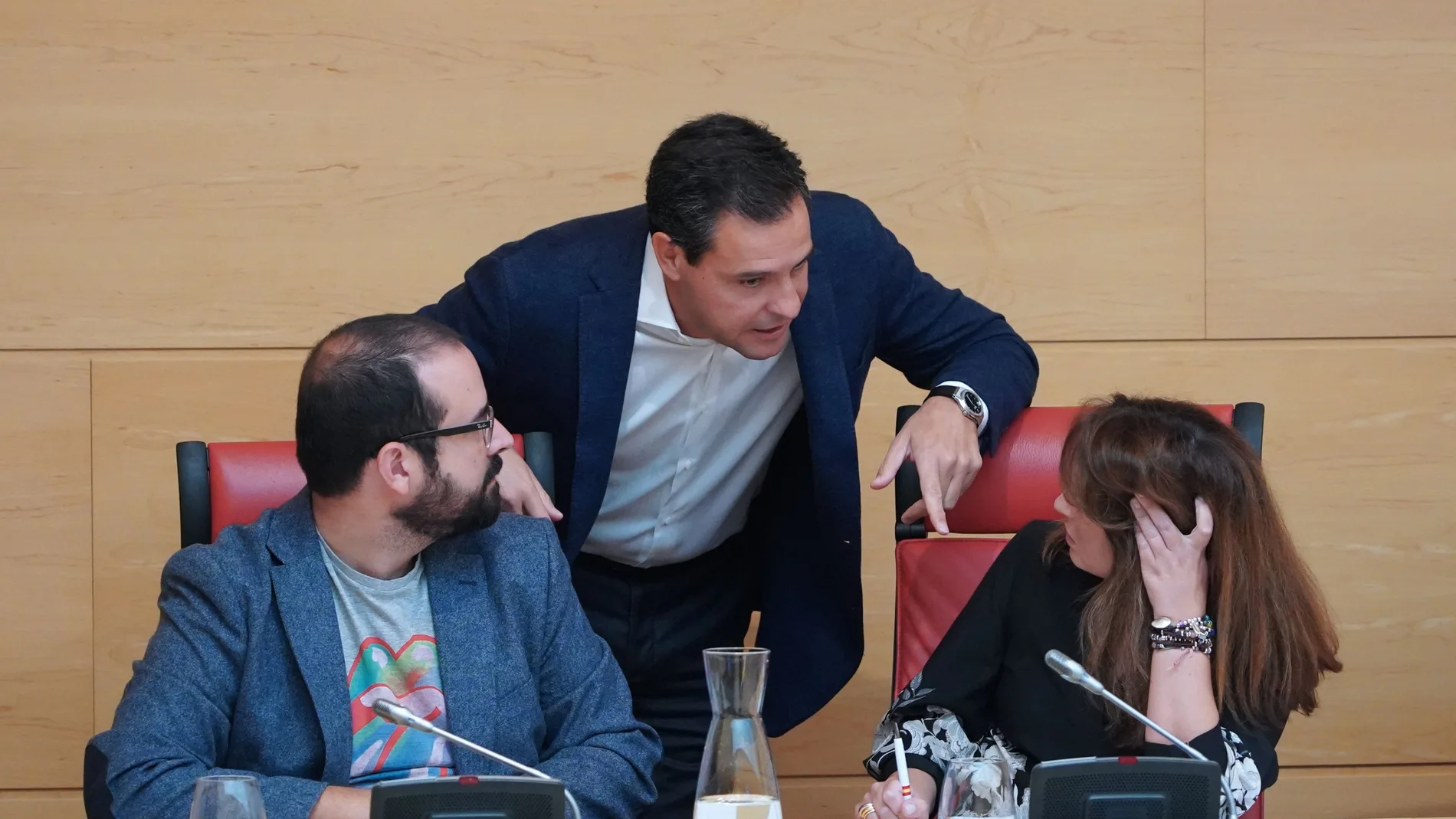 El popular Raúl de la Hoz conversa con la socialista Patricia Gómez