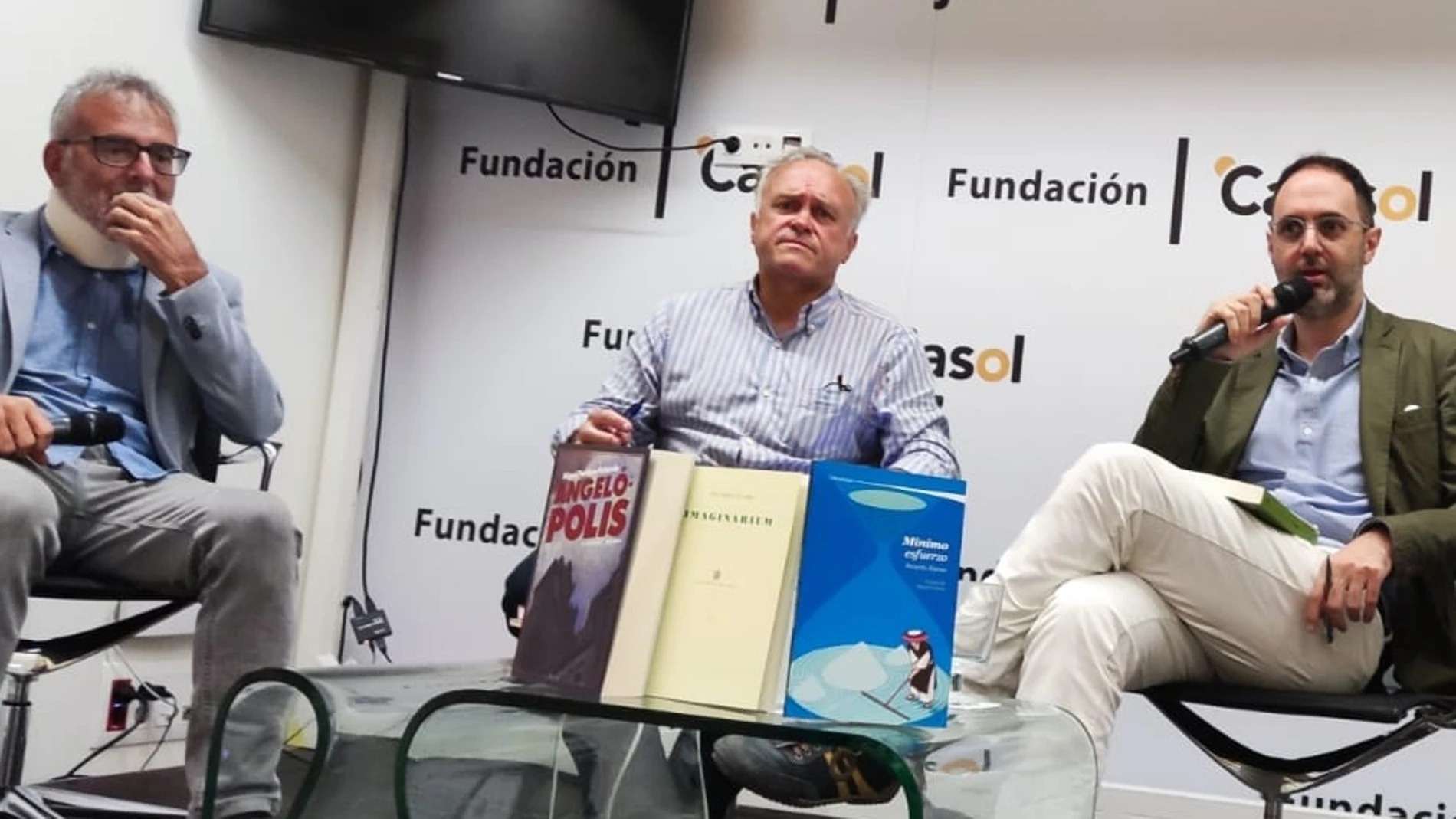 Ricardo Álamo, Miguel Pardeza y Pepe Lugo, en la sede de la Fundación Cajasol en Cádiz