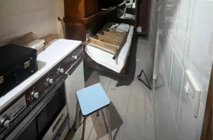 El “zulo” que se vende como vivienda en el barrio de Salamanca: 8 metros y una cocina pegada a la cama 
