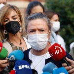La consejera de Salud del Gobierno vasco, Gotzone Sagardui, atiende a los medios a las puertas del Hospital de Basurto