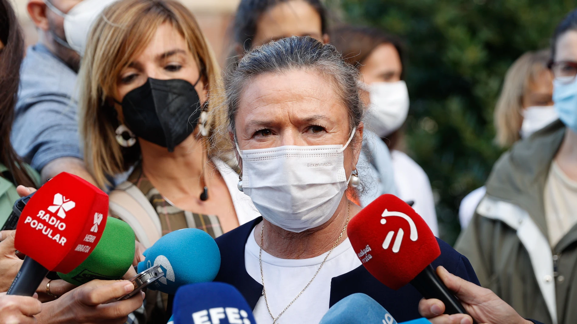La consejera de Salud del Gobierno vasco, Gotzone Sagardui, atiende a los medios a las puertas del Hospital de Basurto