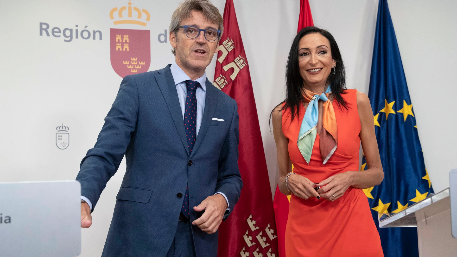 La consejera portavoz del Gobierno de Murcia, Valle Miguélez (d), y el consejero de Economía y Hacienda, Luis Alberto Marín (i), dan una rueda de prensa para informar de la decisiones tomadas por el Consejo de Gobierno, este jueves en el Palacio de San Esteban de Murcia. EFE/Marcial Guillén