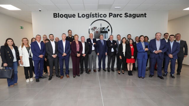 El presidente de la Generalitat, Ximo Puig, durante la visita al bloque logístico de Parc Sagunt