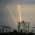 Cohetes rusos son lanzados contra Ucrania desde la región rusa de Belgorod al amanecer en Járkiv