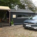 Cabaña junto a su suministro eléctrico, el Ioniq 5