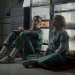 Eddie Redmayne y Jessica Chastain en una escena de la película "El ángel de la muerte" (JoJo Whilden/Netflix via AP)