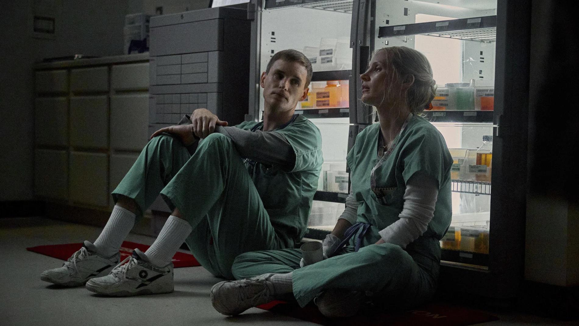 Eddie Redmayne y Jessica Chastain en una escena de la película "El ángel de la muerte" (JoJo Whilden/Netflix via AP)