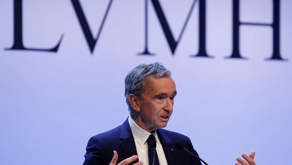 FILE PHOTO: LVMH luxury group Chief Executive Bernard Arnault announces their 2019 results in Paris, France, January 28, 2020. REUTERS/Christian Hartmann/File Photo