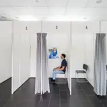 Un hombre se hace un test para detectar la covid en Alemania