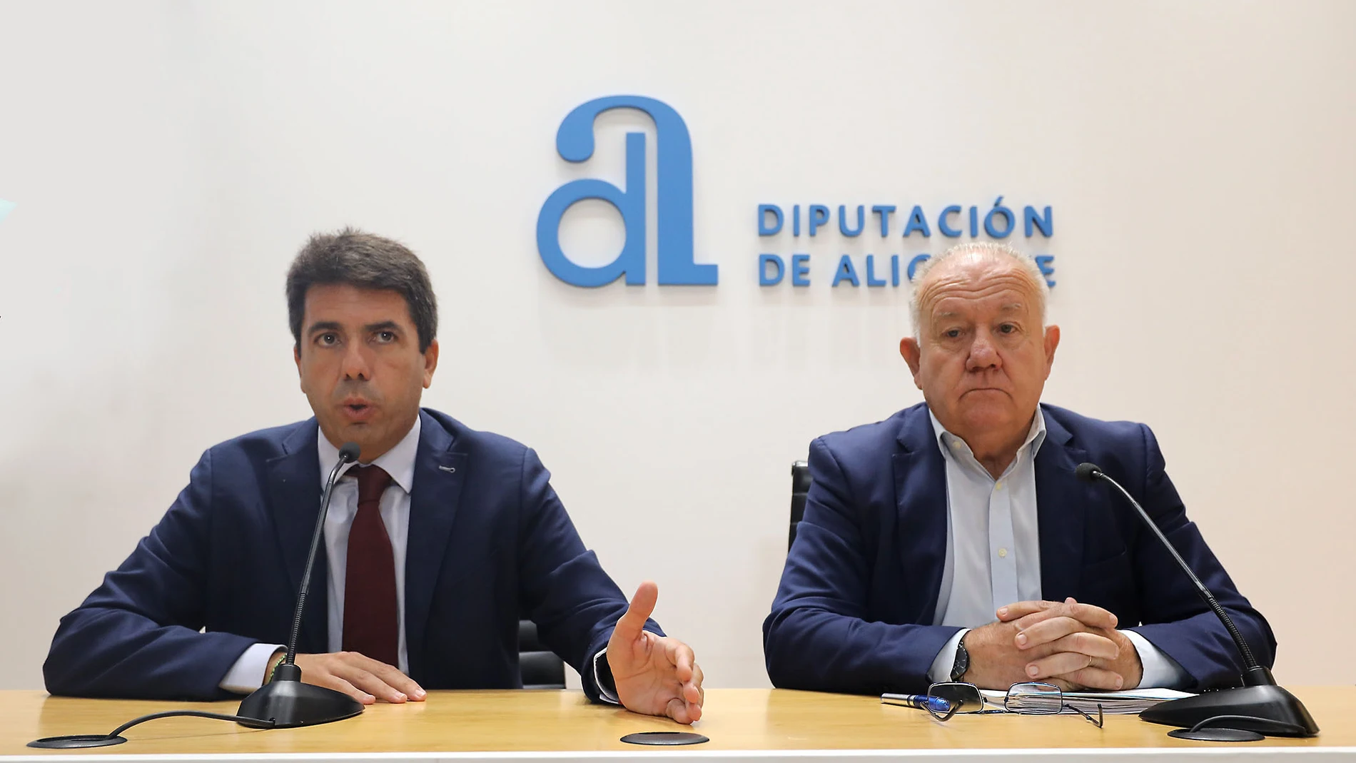 El presidente de la institución provincial, Carlos Mazón, junto al diputado de Desarrollo Económico, Sebastián Cañadas